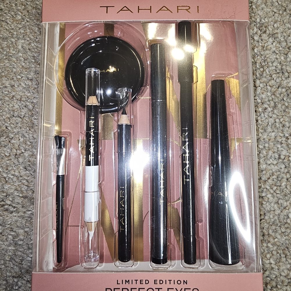 Tahari Limited Edition Perfect Eyes Set